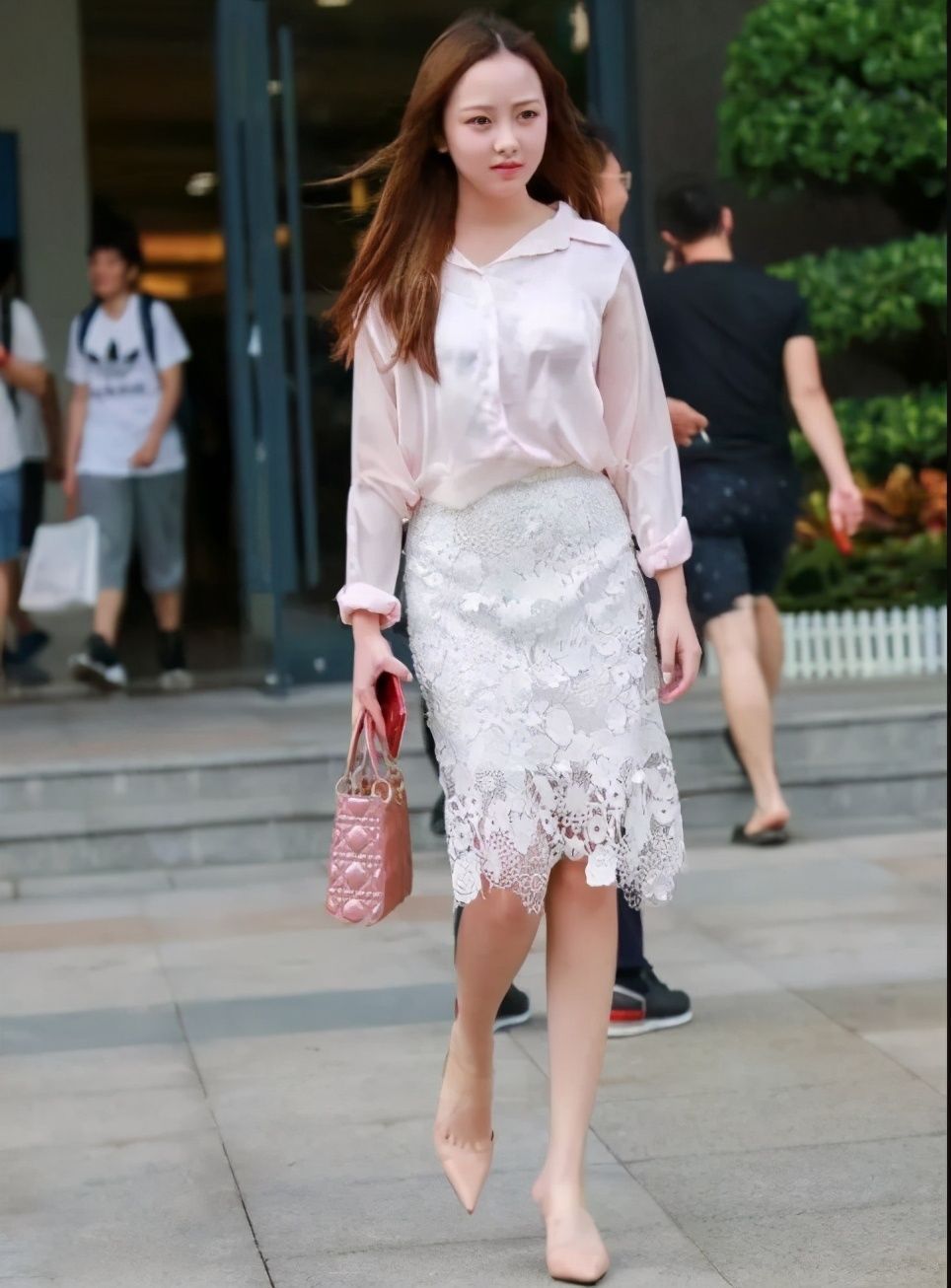 美女|街拍:两位清新可爱的美女,可爱又性感的穿搭成为街头靓丽的风景