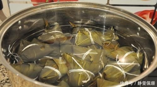 煮粽子可不能只加清水多加这2样东西,粽子更香甜软糯,特好吃