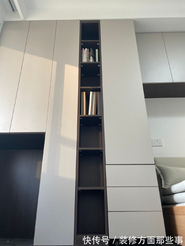 爱格|115平现代简约风,灰色影视墙是格栅和木饰面的结合