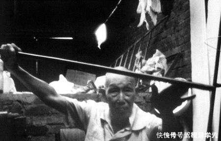 他是形意拳最后一代传人,谨遵诺言不收徒,晚年写下的书轰动武林