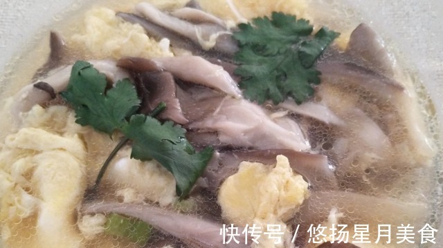 做蘑菇时,要不要焯水教你正确做法,蘑菇鲜香劲道,有嚼劲!