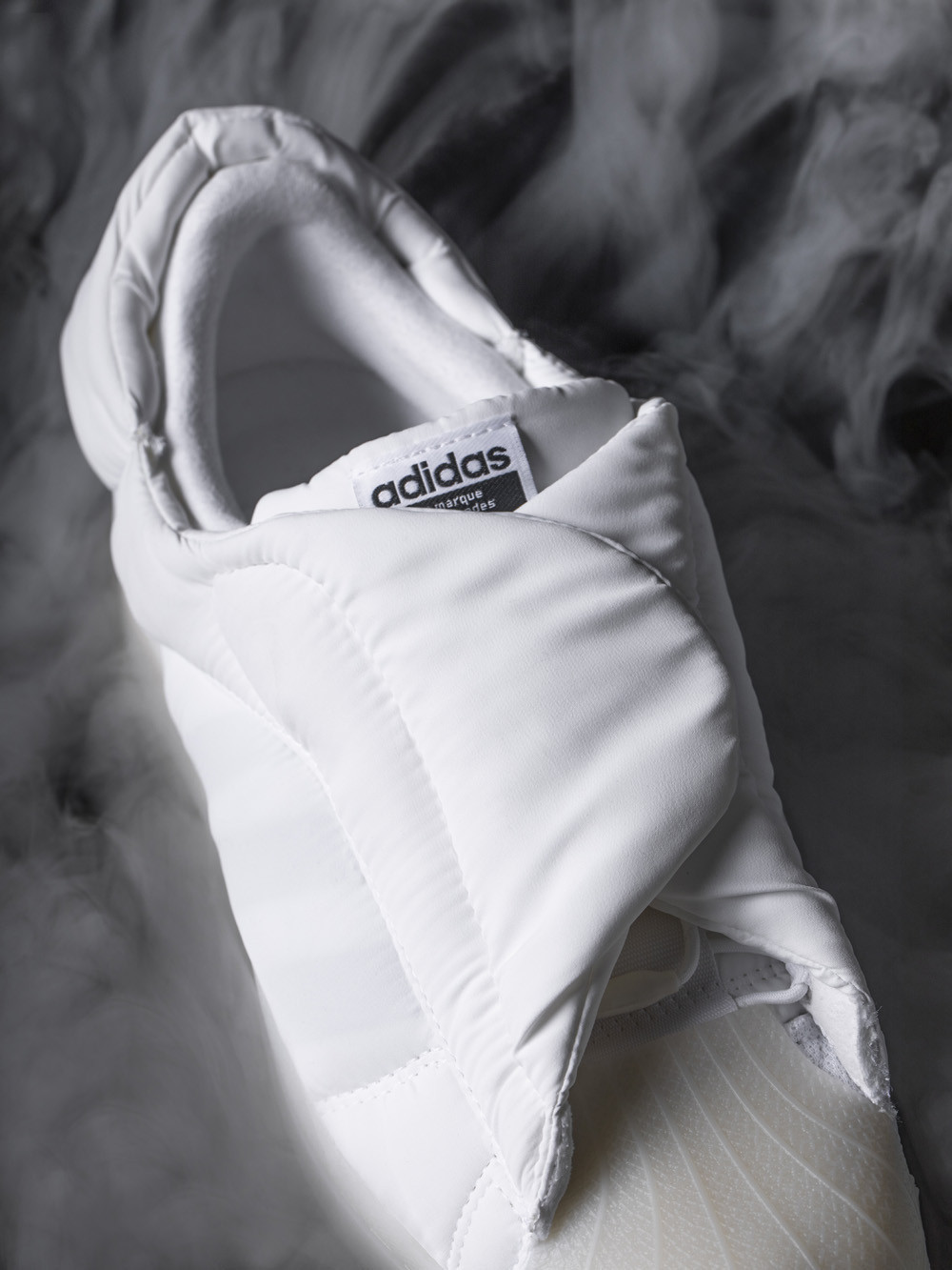 gin天太冷, 阿迪给鞋都穿上棉袄了! 小姐姐露腿穿真白啊!