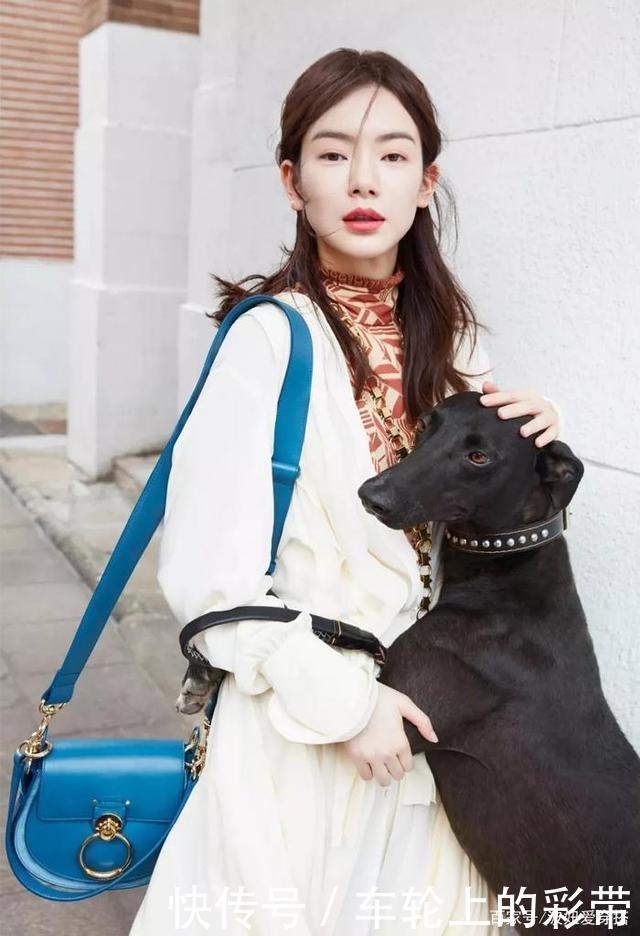 四五十岁女人出门时,尽量多背这4款“经典包”,时髦百搭上档次