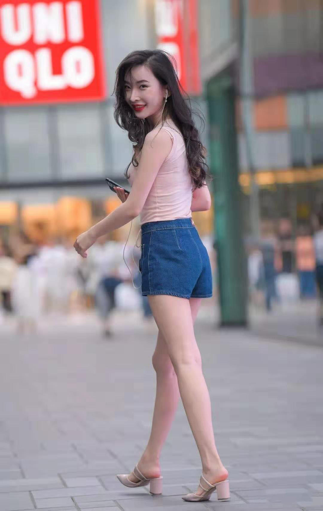 牛仔短裤 浅粉色无袖T恤搭配高腰牛仔短裤,初秋也要做个气质温柔的小女人