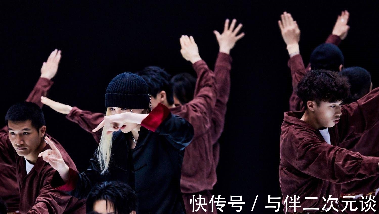 賣萌|張藝興《這就是街舞4》大秀造型曝光 極致冷感，王一博隔空賣萌