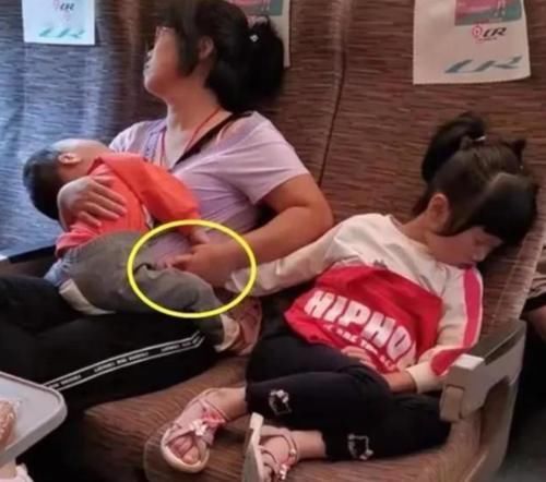 小儿子|为什么当初要二胎的人后悔了？这6张照片说明了一些道理