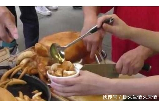 这种街边小吃卖45一斤,很多人都没有吃过,顾客天天排长队等着