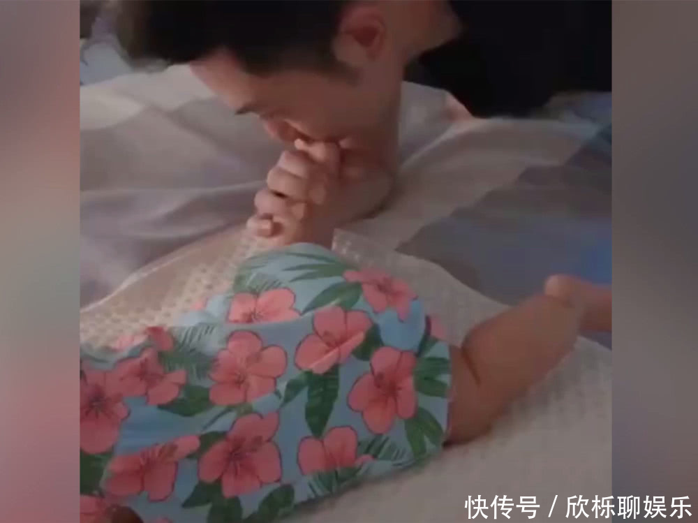 爸爸对待小情人和老情人时，态度简直天差地别，妈妈好想哭