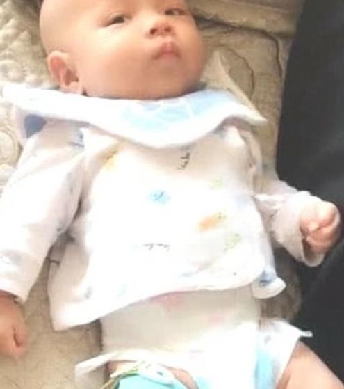 沙发上的“迷糊的父亲”，宝宝看起来很无辜：我是谁？我在哪？