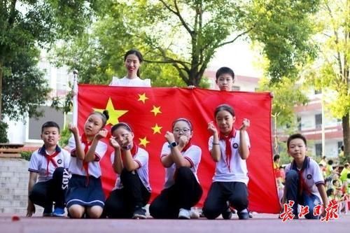 诗人|她用诗歌守护孩子们的诗意童年,“我相信每个孩子都是诗人”