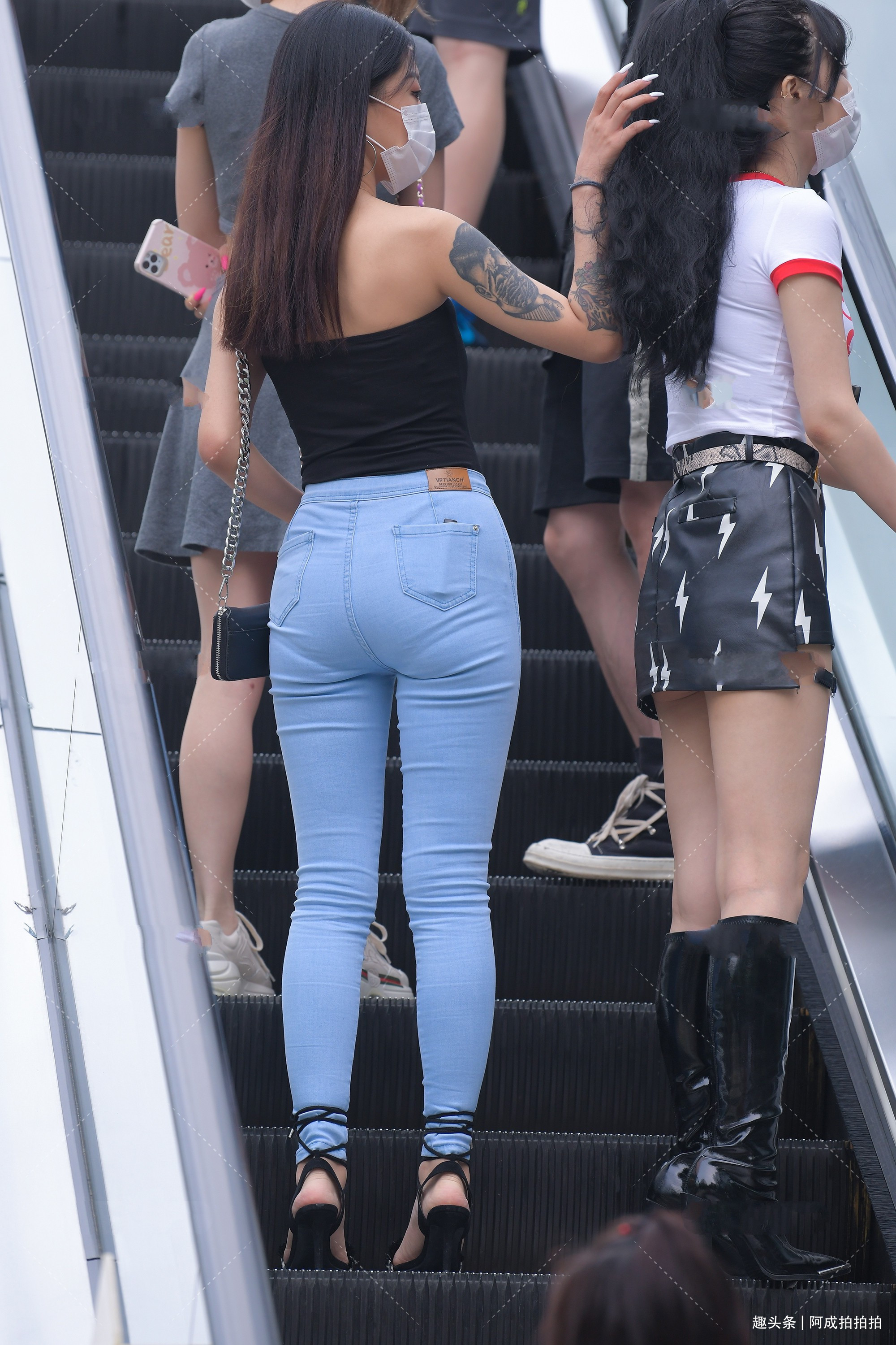 黑色莫代尔抹胸衣搭配浅色牛仔裤,时尚优雅,青春减龄