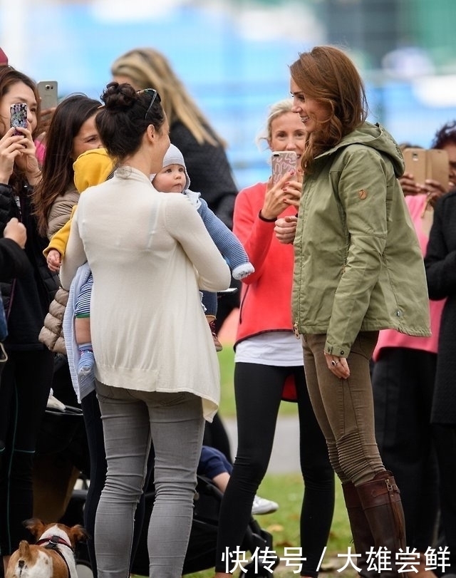 王妃|凯特王妃终于穿阔腿裤,搭配橄榄绿西装气质开挂,换个发型更惊艳