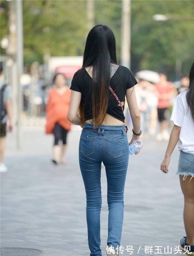 街拍 蓝色紧身牛仔裤,搭配灰色粗跟凉鞋,苗条身材搭配更好看