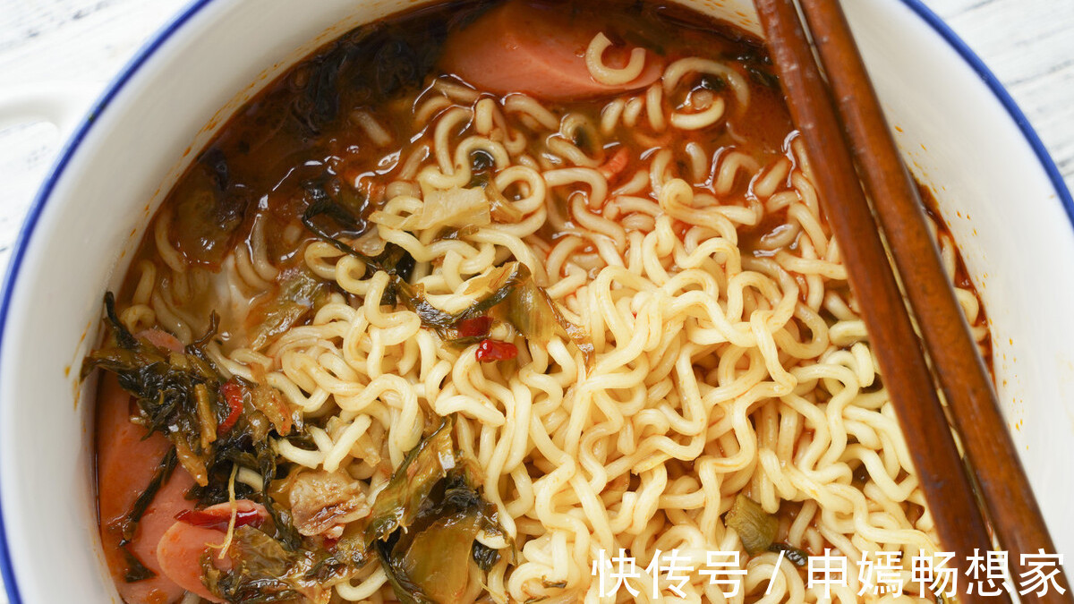方便面|煮方便面时,直接放面饼,难怪又油又难吃,顺序搞对美味升级