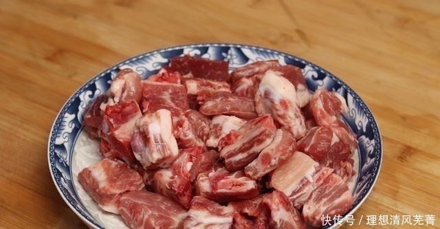 买排骨别挑肉多的,肉贩子教你5个妙招,轻松选出新鲜美味好排骨