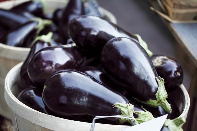好吃|把茄子放锅里蒸一蒸，居然这么好吃，一周做3次都不够，软嫩下饭