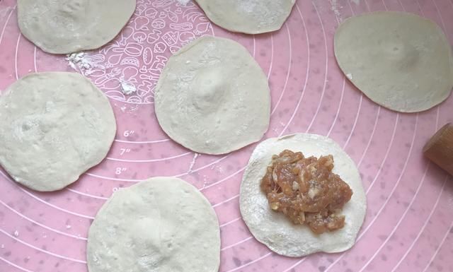 教你做金黄的水煎包，撒上芝麻与葱花，每咬一口都爆汁