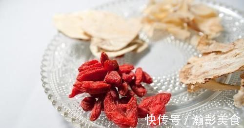 活血|黄芪与3“物”泡水,滋补气血,活血通瘀,可以使女人拥有好气色