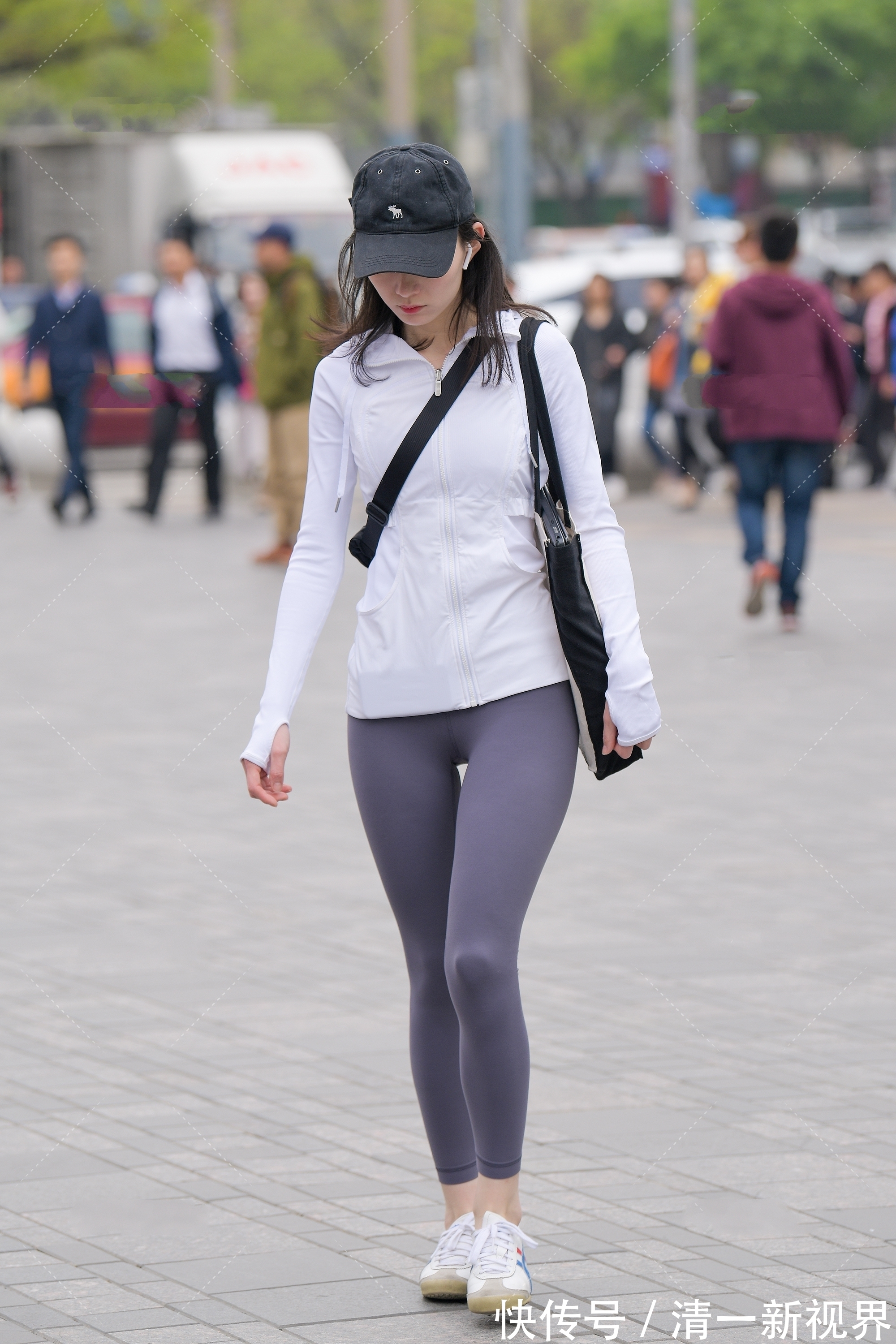 防晒衣 白色长款防晒衣搭配深色瑜伽裤,修身款好身材,精致少女感十足