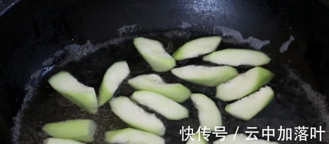炒丝瓜，万万不要直接下锅炒，很多人一直搞错，难怪发黑没食欲！
