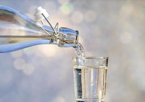 脾胃|给娃喝水会导致积食？妇幼主任：给孩子喝水，3个时间点需躲开