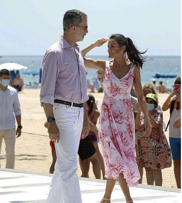 胸骨|太瘦了西班牙王后瘦到胸骨凸起,大V领开到背后大秀“蝴蝶骨”