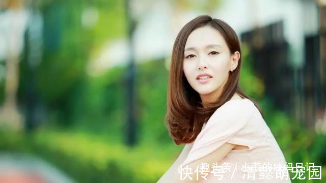 额头 发际线高的女人,这5种发型不要剪了,显老不说还没特没气质