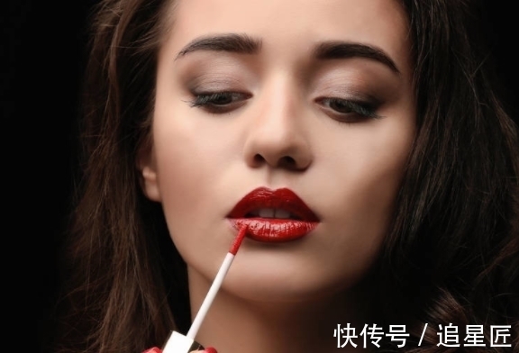 身体|经常涂口红的女人,若“误食口红”身体或许悄悄发生3个变化!