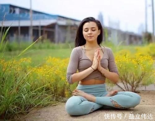 双腿|瑜伽中,被誉为“最美的三角式”,它到底有什么魔力?