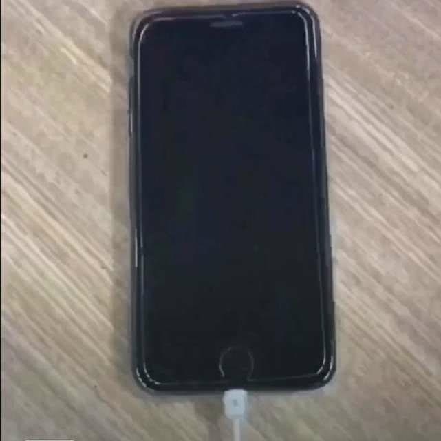 美术生!美术老师比美术生还皮,画个手机以假乱真,连画纸都不需要