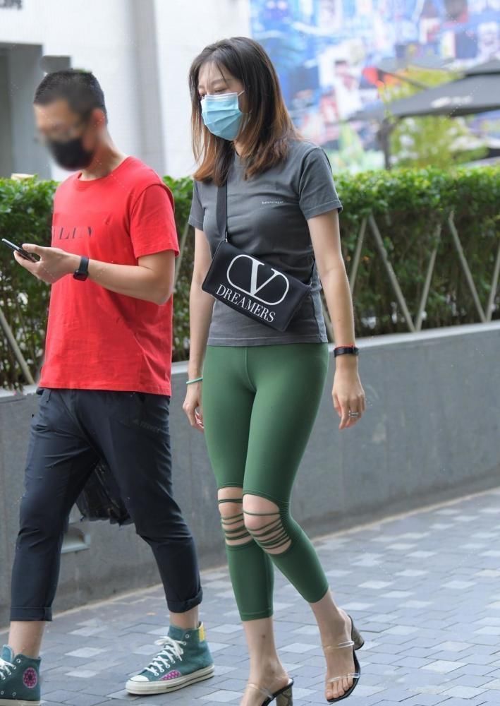 时髦|有见过破洞打底裤吗以时髦的款式，点燃了女孩们的激情
