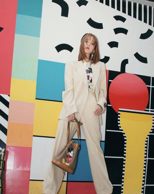 俏皮可爱|22岁就这么有气场!亮片上衣搭配蓝色包臀裙耀眼璀璨,太吸睛