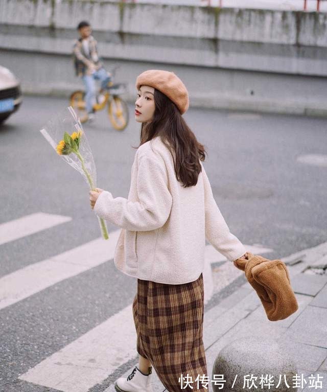 穿搭|别看不起针织衫外套,和格子半身裙搭出高级感,重点能保暖还洋气