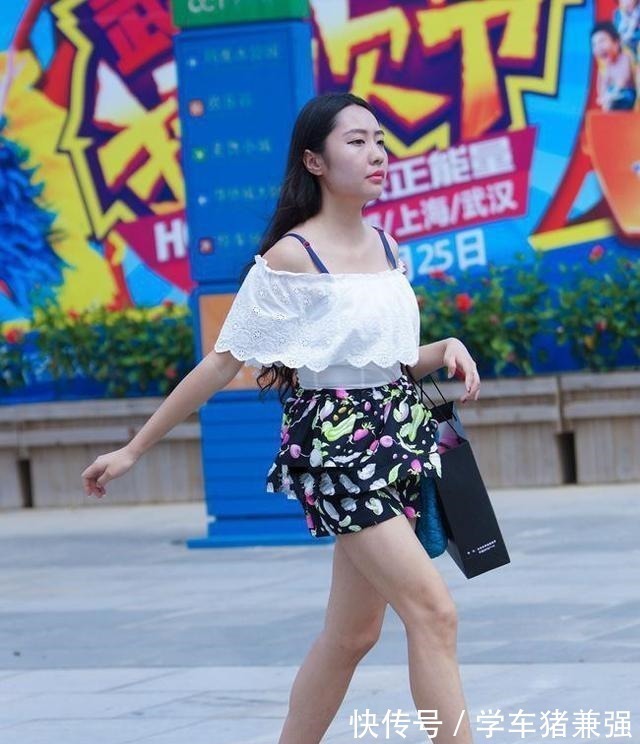 女人味 白色一字肩折叠上衣搭配碎花折叠短裤,女人味十足,小孩都没忍住!