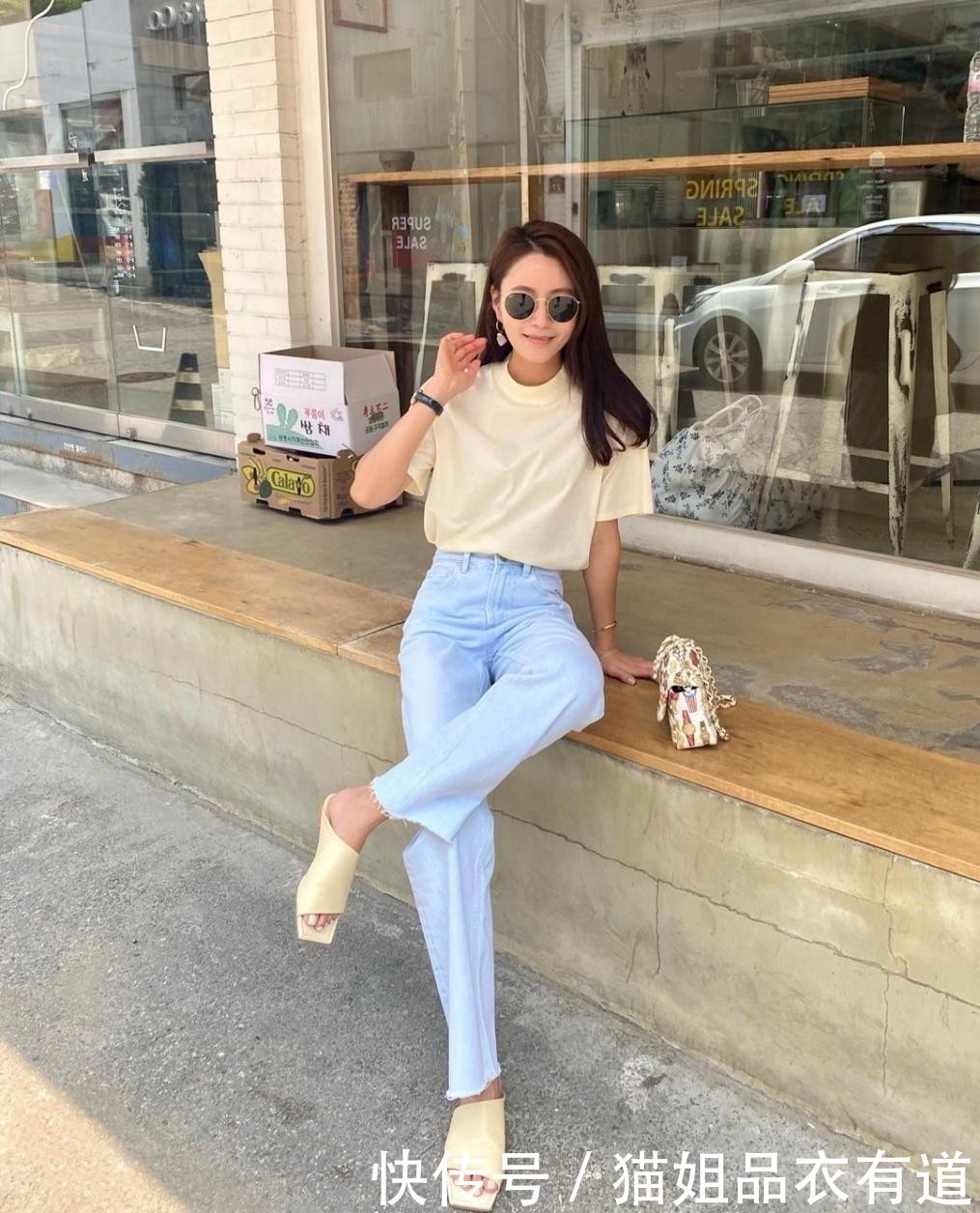 如何穿T恤才更时髦?试试“休闲风+女人味”法则