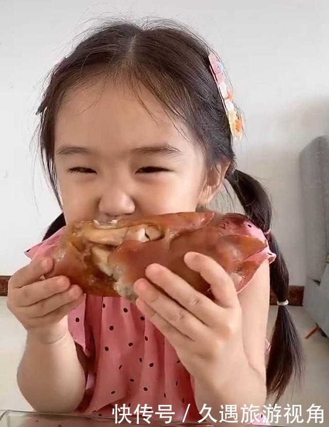 胖妞|小胖妞想吃猪蹄又怕长肉,“自我开导”后大吃特吃,妈妈当场无语