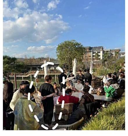 《青春環(huán)游記》溫州路透，嘉賓們都坐在椅子上，只有吳彤在站著……