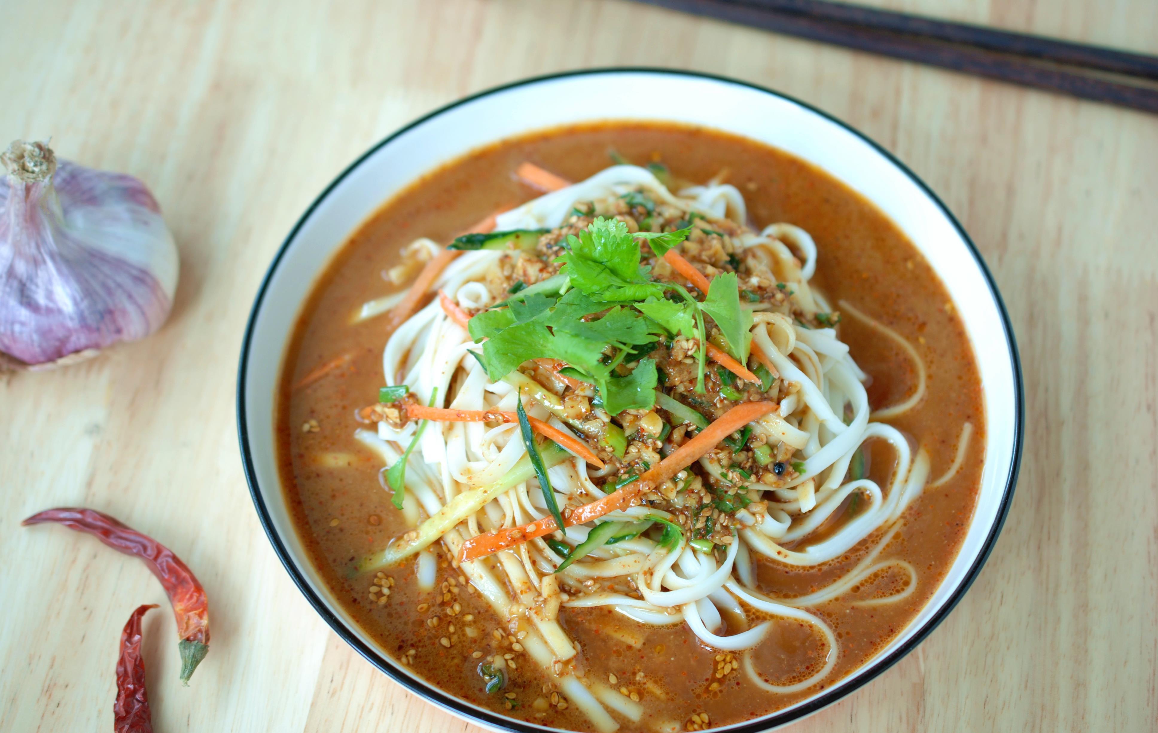 手擀面筋道|一碗面,做法简单滋味十足,几种调料拌一拌,吃着太过瘾了