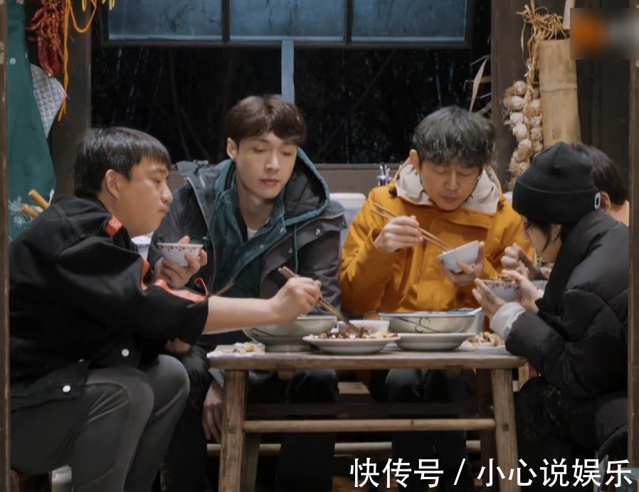 張藝興|張藝興化身“干飯人”,不顧碳水大口吃面,續面條的筷子細節亮了