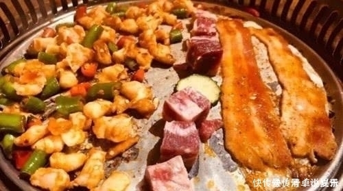 吃烤肉时,服务员问要不要纸,这是一种暗语,不懂就囧了