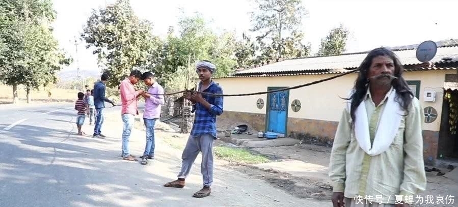 盘头|男子51年不剪头发,长年将头发盘头上,展开后竟长达15米!