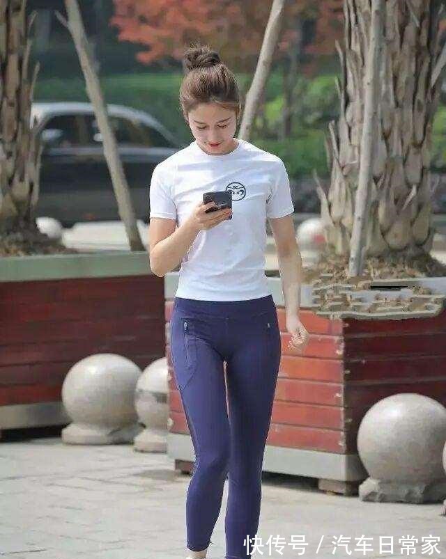 洋气 简单搭配的打底裤上身特别洋气,展现迷人体态,美感十足!