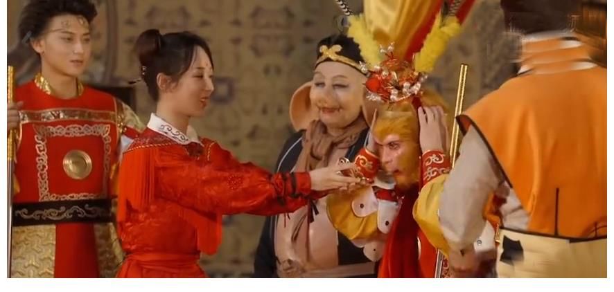 六小龄童|《萌探》感人一幕!六小龄童仔细确认面具是否开了,杨紫表现好暖