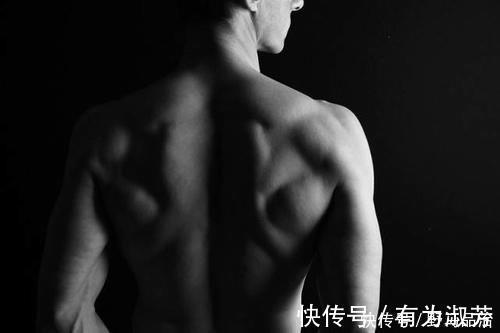 锻炼|三角肌拉伸的3个动作,帮你放松肩部肌肉,让锻炼效果更突出