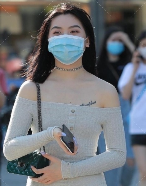 脸部 女孩要展示优美的身材,选一个字肩短裙,效果真不错