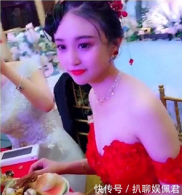 新娘|奇闻:新娘晒“结婚照”走红,正脸让人惊艳,桌子上的盘子有亮点