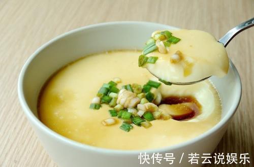 蒸鸡蛋时，千万别加水就蒸！这个诀窍，鸡蛋比豆腐脑还要嫩！