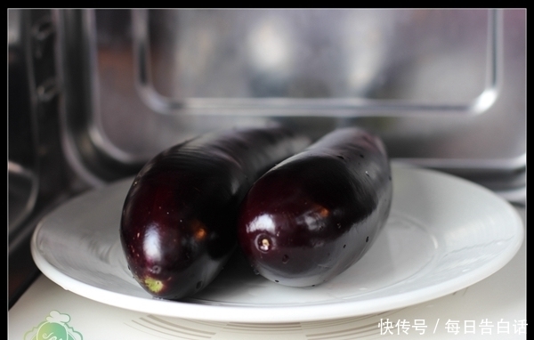 茄子吃了几十年,第一次用微波炉做,又香又软又快,太好吃了!