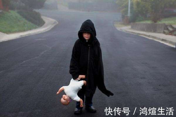 幼儿园|4岁男孩在幼儿园沉默孤僻,看起来自闭严重,孩子反而自得其乐