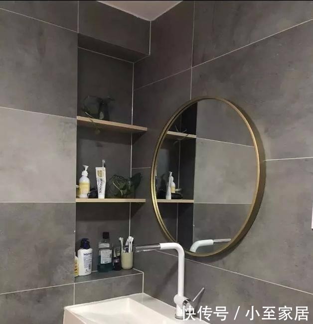 有钱人|卫生间不要装置物架了,有钱人这样做更省钱实用不占地,太聪明了
